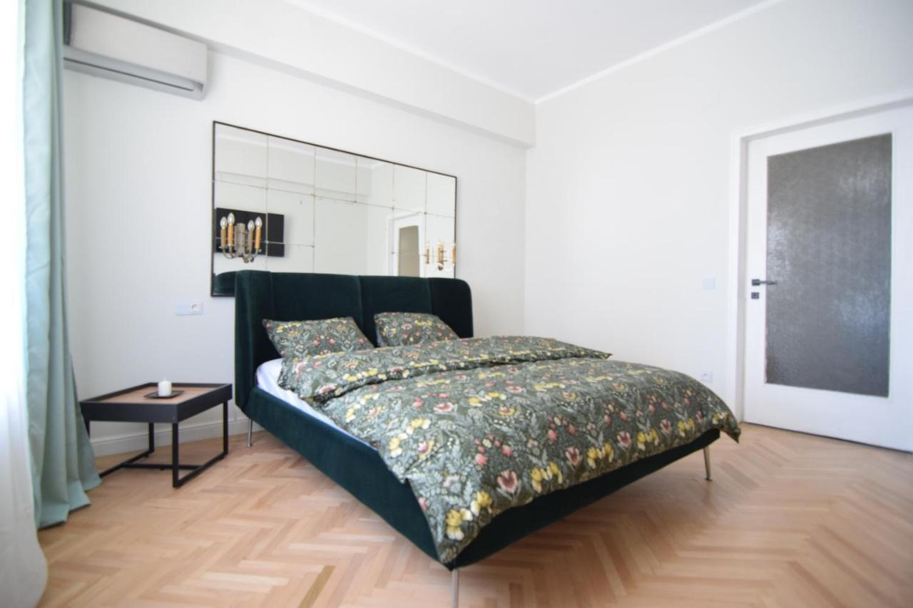 Beautiful Apartment In Old City Бухарест Екстер'єр фото